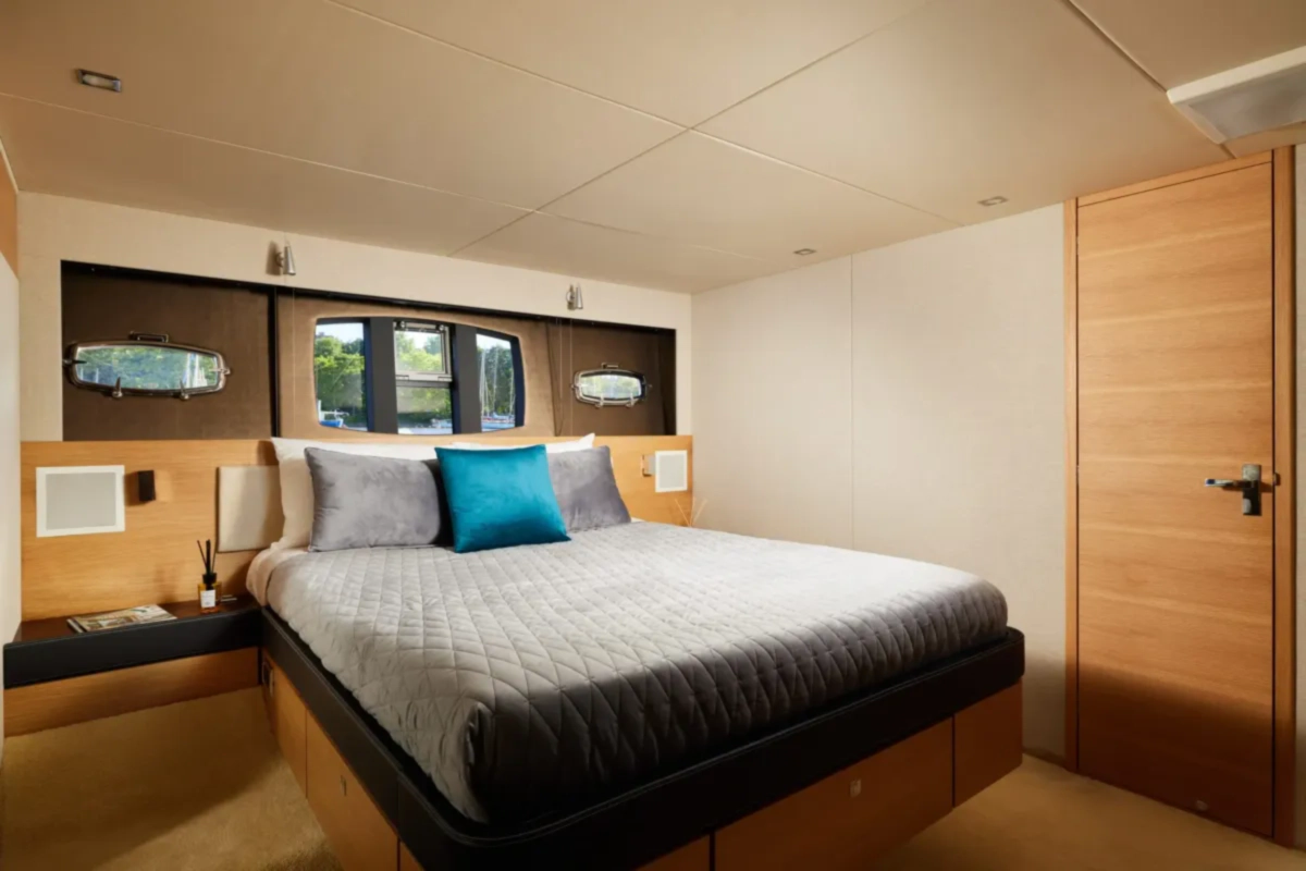 Яхта FAIRLINE 65 image- 5